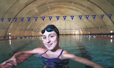 Kırdığı rekorlarla gönüllerde taht kuruyor! Suyun içinde nefes alan 17 yaşındaki Merve’nin başarı hikayesi...