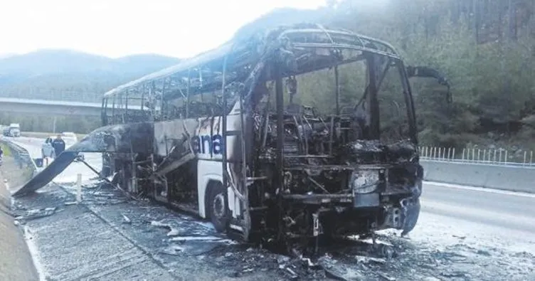 Seyir halindeki yolcu otobüsü yandı