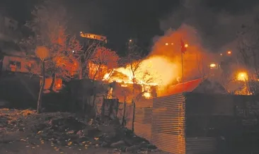 Hurda deposu alev alev yandı