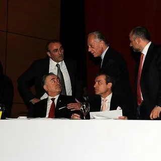 Galatasaray'da ibrasızlık kararı durduruldu