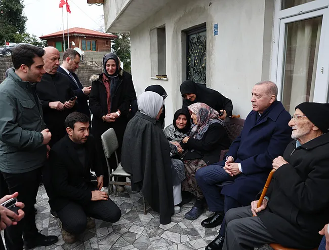 baskan-erdogan-rizede-komsulariyla-bayramlasti-1774192686488.jpeg