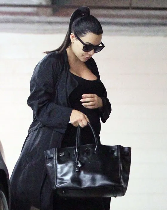 Kim Kardashian siyahlara büründü!