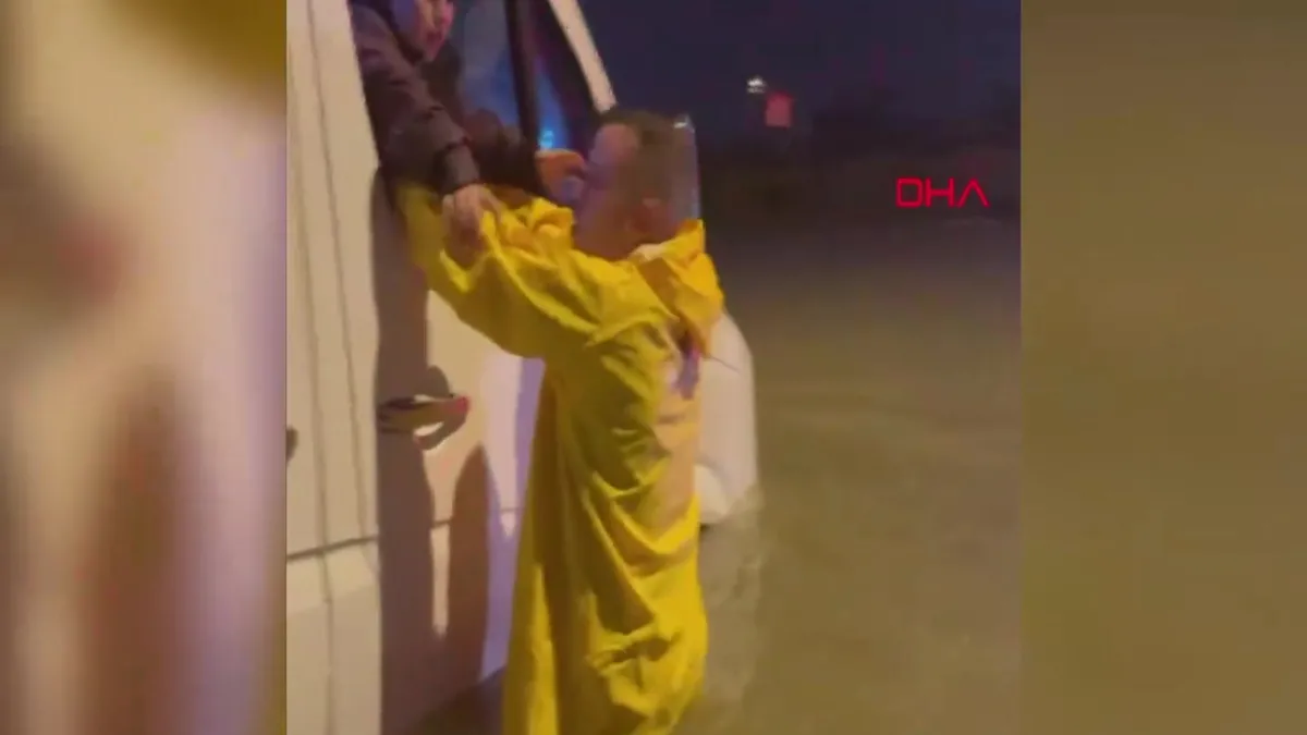 Adana’da sağanak yağışta minibüste mahsur kalan çocuklar kurtarıldı | Video videosunu izle Adana’da sağanak yağışta minibüste mahsur kalan çocuklar kurtarıldı | Video videosunu izle