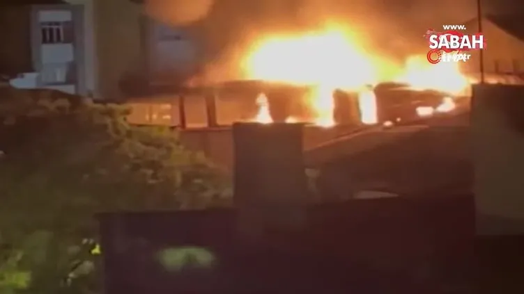 Beyoğlu'nda kafeteryanın çatısı alev alev yandı