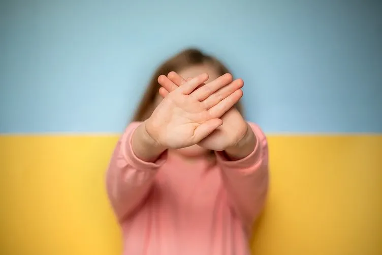 SON DAKİKA... İzmir’de mide bulandıran olaya ceza yağdı: 12 yaşındaki kız çocuğunun uygunsuz fotoğraflarını çekip…