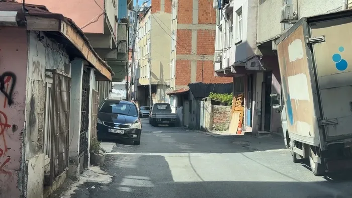 beyoglunda-sokakta-temizlik-yaparken-ceset-buldu-boynunun-kirildigi-ortaya-cikti-1785224768452.jpg