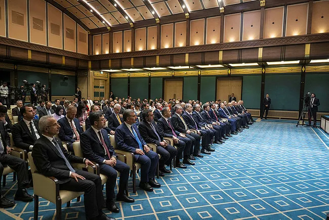 son-dakika-kabine-baskan-erdogandan-kurban-bayrami-mujdesi-emekli-maas-ve-ikramiyeleri-erken-odeniyor-1686073621536.jpg