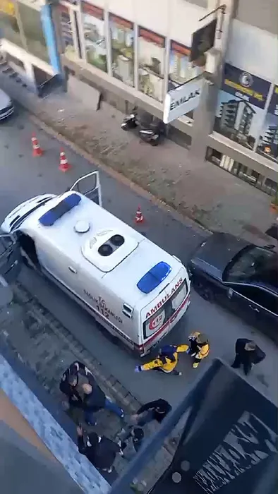 Bunu yapan insan olamaz: Ambulansı yumrukladı çalışanlara saldırdı!