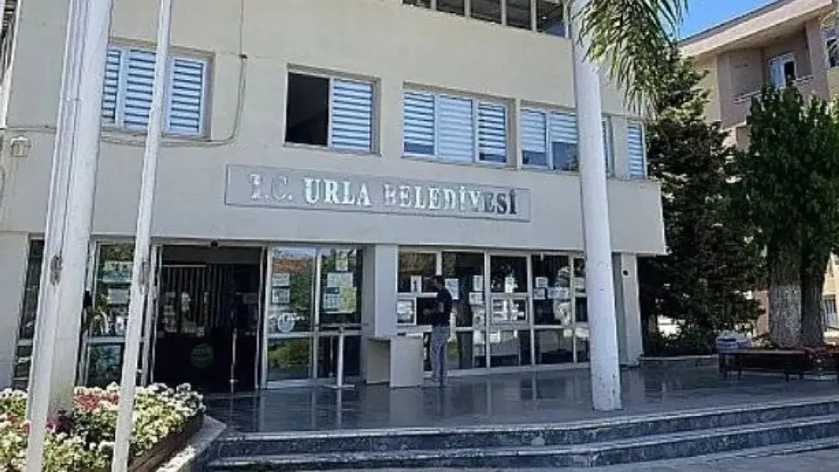 Urla Belediyesi logosu ve satılık arsaları temsil eden bir görsel.
