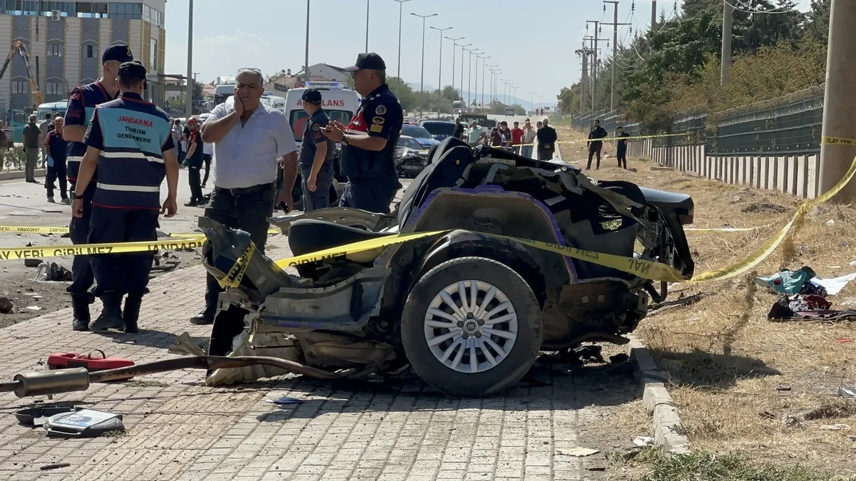 Elazığ'da feci kaza: Otomobil ikiye bölündü! 2 ölü, 2 yaralı haber görseli