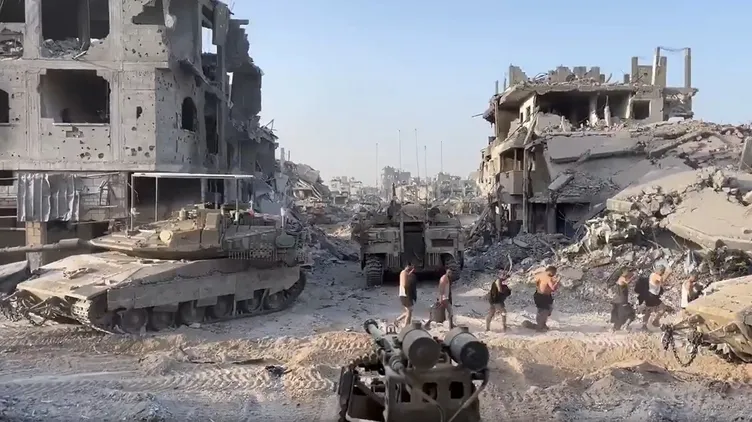 Alçak İsrail ordusunun yeni görüntüleri! Enkaza dönen bölgede insanlık dışı muamele: Filistinli erkekleri soyarak aşağıladılar