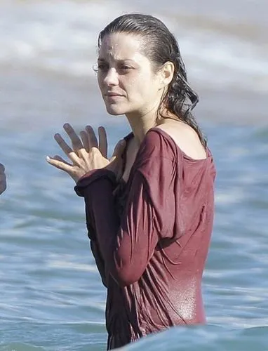 Marion Cotillard üstsüz denize girdi