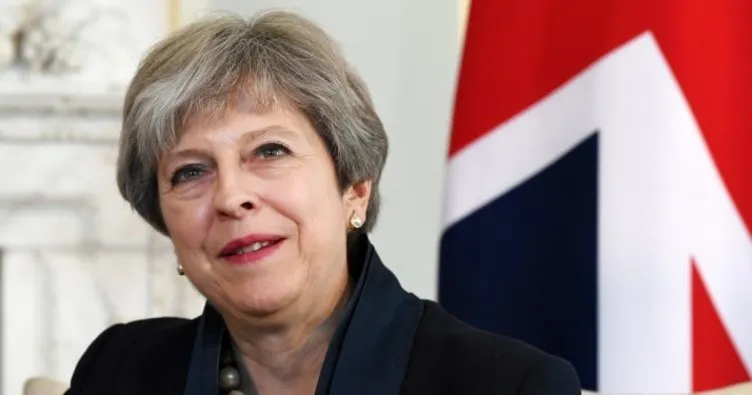 Son dakika: İngiltere Başbakanı May reveransı yine fazla kaçırdı