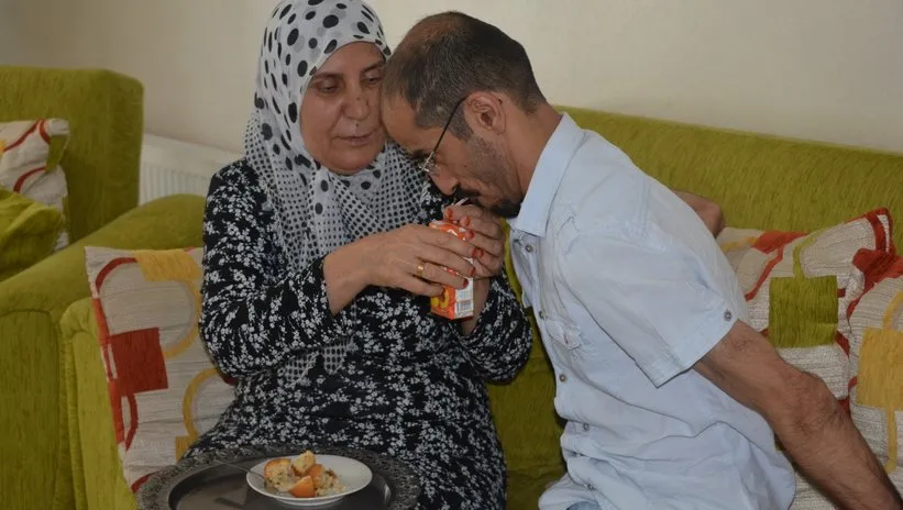 Hiç okula gitmeden liseden mezun oldu! Bir annenin 42 yıllık mücadelesi kalbinizi ısıtacak...