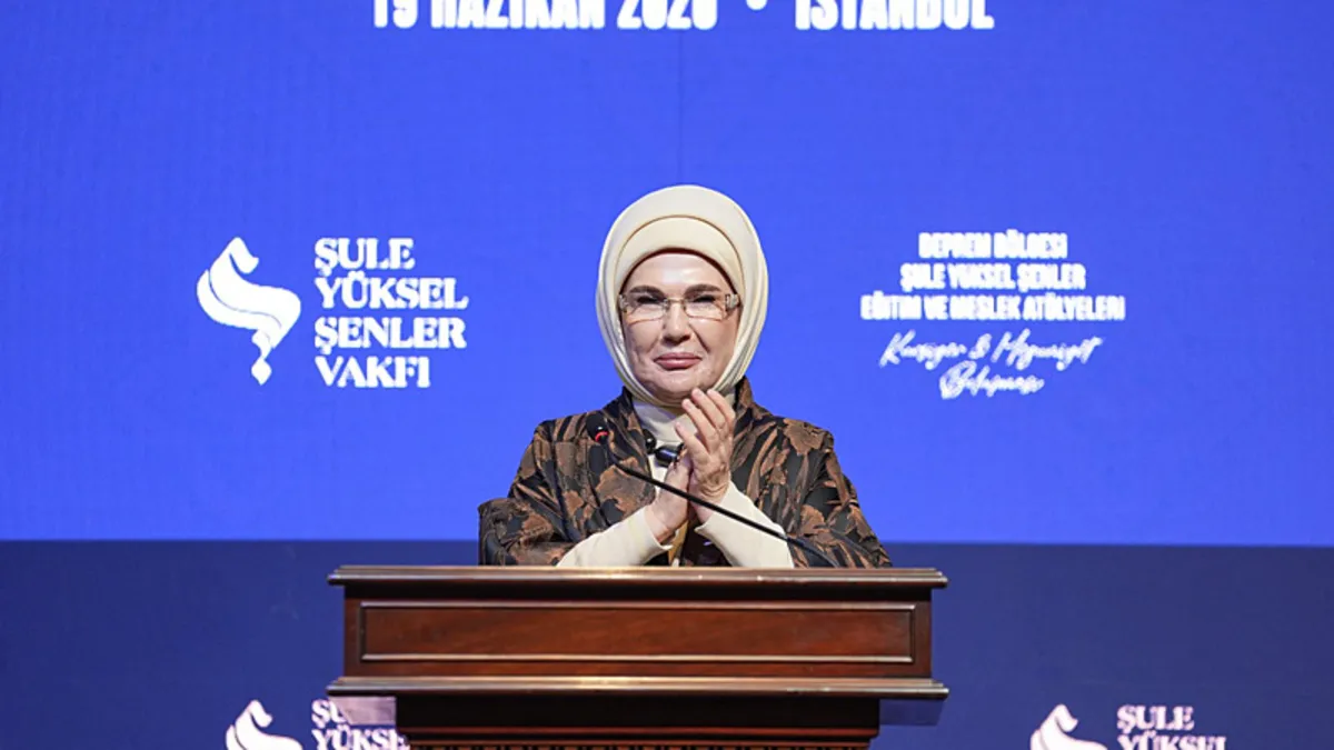 Emine Erdoğan konuşma yaparken