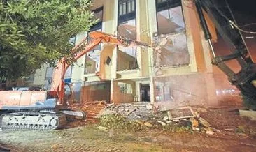Ağır hasarlı Torbalı Belediye binası yıkıldı