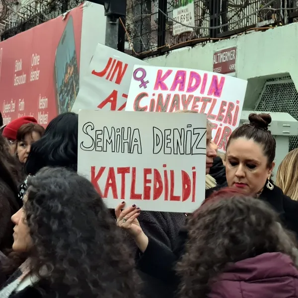 kadinlar-semiha-denizin-vuruldugu-noktada-kadin-cinayetini-protesto-ettiler-1772732140171.jpg