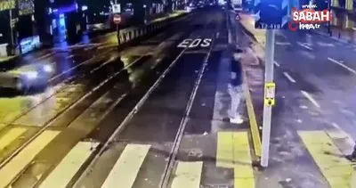 Tramvay yolunda akıl almaz kaza! Yayanın saniyelerle ölümden döndüğü anlar kamerada  | Video