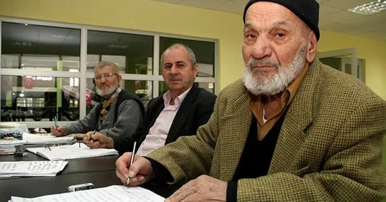 Bursa’da yaşlılar okuma yazma öğreniyor