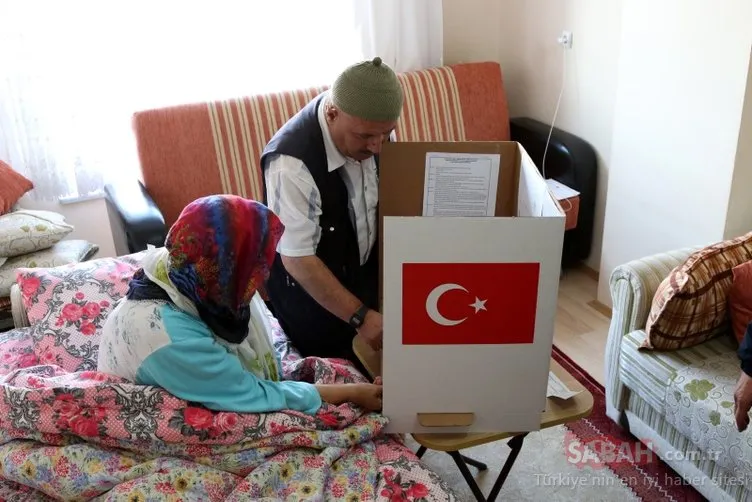 31 Mart yerel seçimlerinde büyük heyecan! Engelli vatandaşlar da oylarını evinde kullandı!