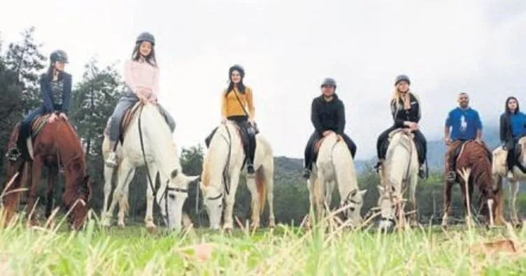 Rus güzeller atla doğayı keşfe çıktı