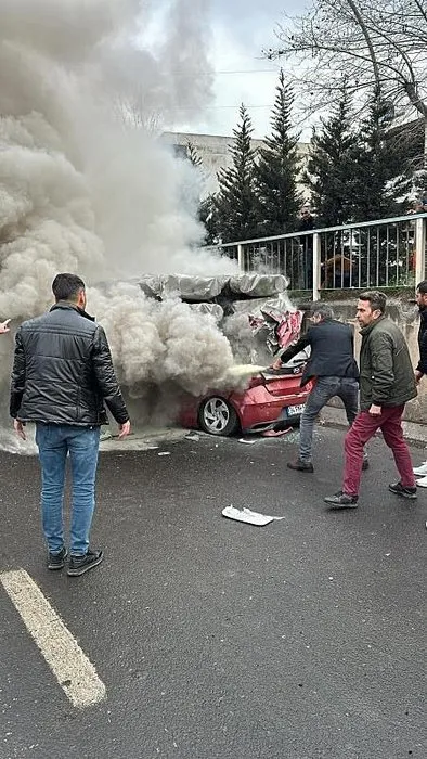 Kocaeli’de feci kaza: TIR’a çarpan araç yandı sürücü öldü!