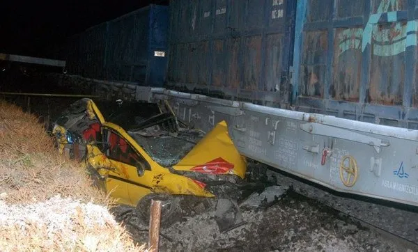 Yük treni ile taksi çarpıştı