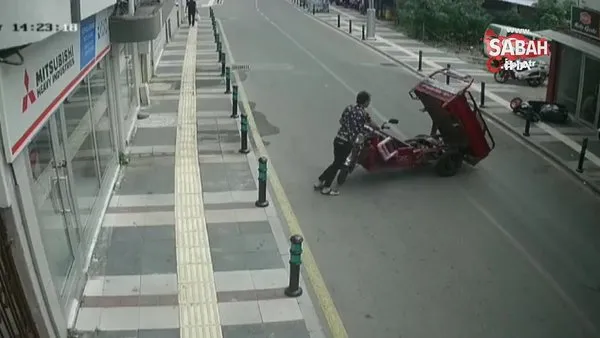 Sakarya'da gaz kolu takılı kalan motosikletin ustaya yaşattığı zor anlar kamerada | Video