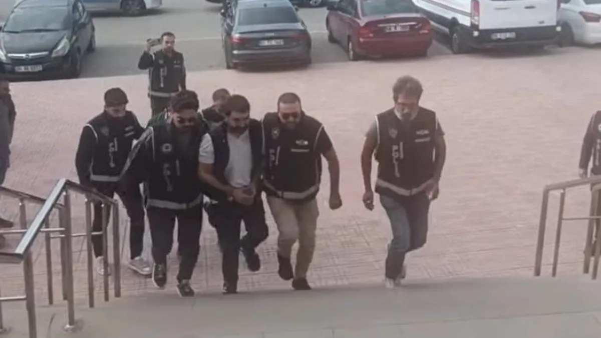 CHP’li meclis üyesi Niyazi Atare 1 milyon TL rüşvet istemişti…Adliyeye sevk edildi CHP’li meclis üyesi Niyazi Atare 1 milyon TL rüşvet istemişti…Adliyeye sevk edildi