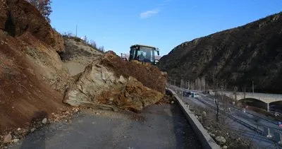 Tunceli’de yola devasa kayalar düştü #erzincan