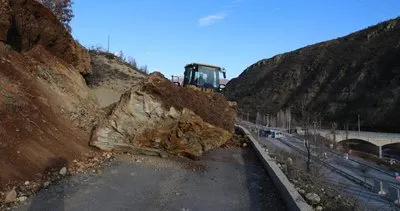 Tunceli’de yola devasa kayalar düştü #erzincan Tunceli’de yola devasa kayalar düştü #erzincan