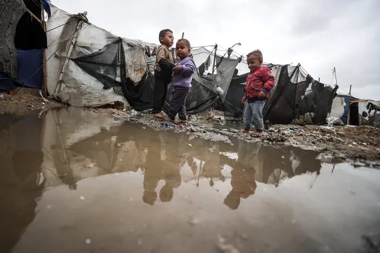 Siyonist İsrail sadece bombalarla katletmiyor: Bir yanda bombalar diğer yanda kara kış