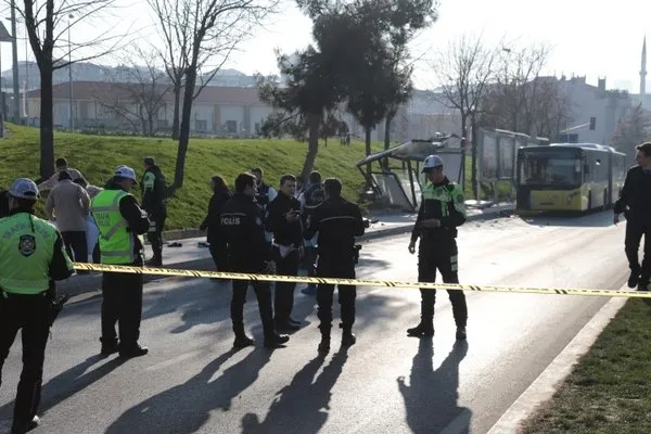 Üsküdar'da otobüs durağa daldı!