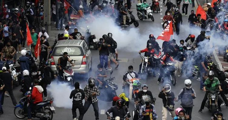 Tayland’da halk sokaklara döküldü: Hükümete tepki büyüyor