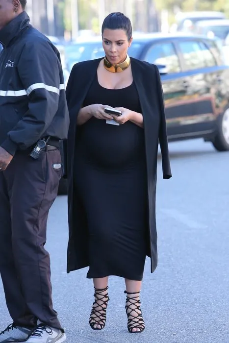Kim Kardashian doğum kilolarını artık gizlemiyor