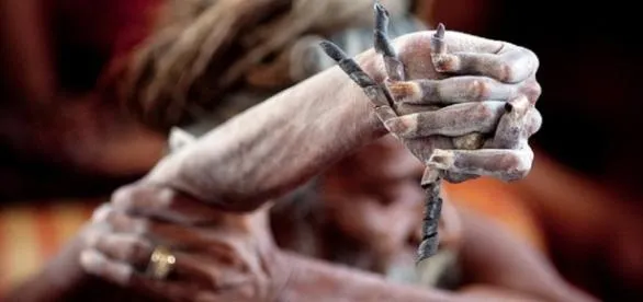 Kolunu 44 yıldır aşağı indirmiyor!