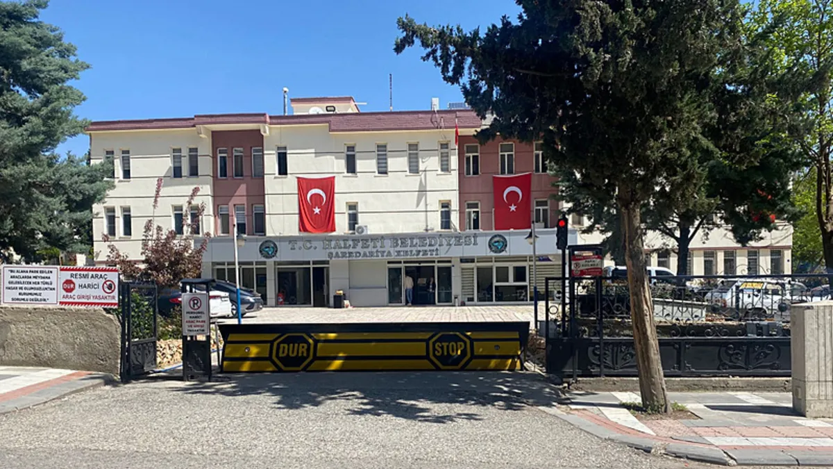 Şanlıurfa’da Halfeti Belediyesine yolsuzluk operasyonu: Eski kayyum Belediye Başkanı Şeref Albayrak gözaltında!