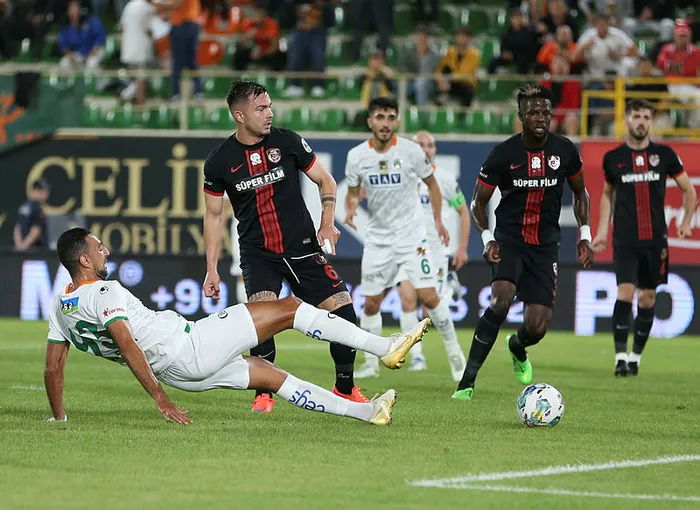 alanyaspor-3-puani-2-golle-aldi-gaziantep-fkya-bay-sonrasi-buyuk-sok-1667070940837.jpg
