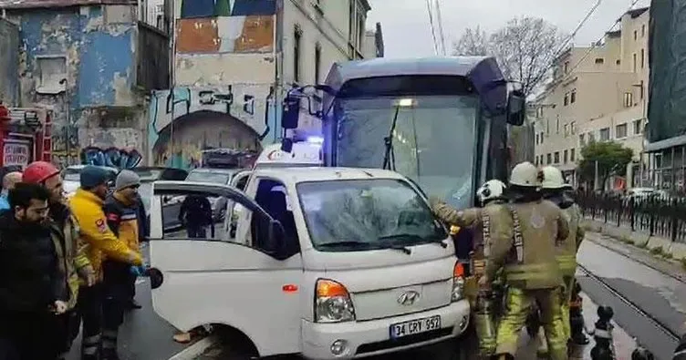 Karaköy’de tramvay kamyonete çarptı: 1 yaralı