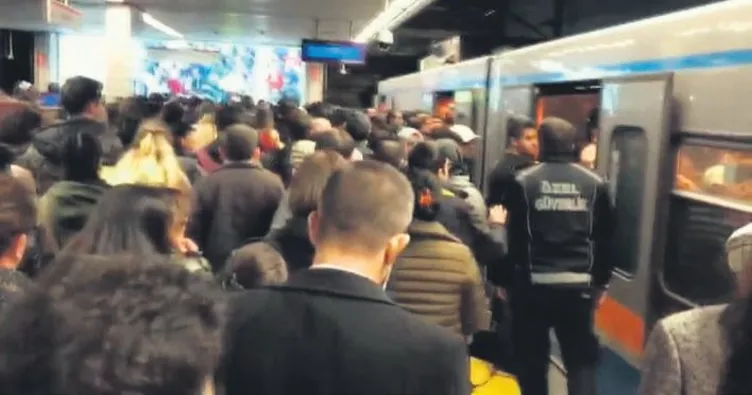 Metroda arıza, duraklarda izdiham