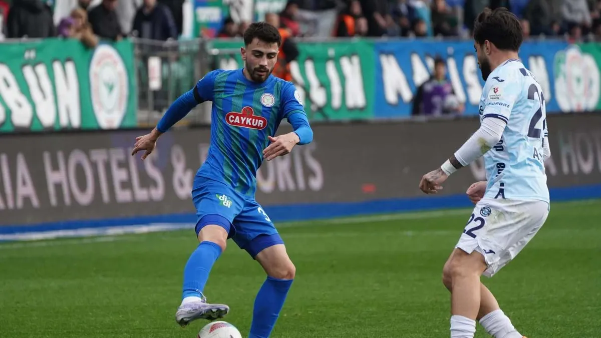 Çaykur Rizespor'un sağ beki Muhammet Taha Şahin sahadaki bir görüntü.