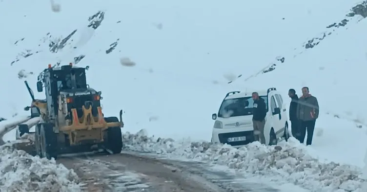 Siirt’te karda mahsur kalan araçlar kurtarıldı