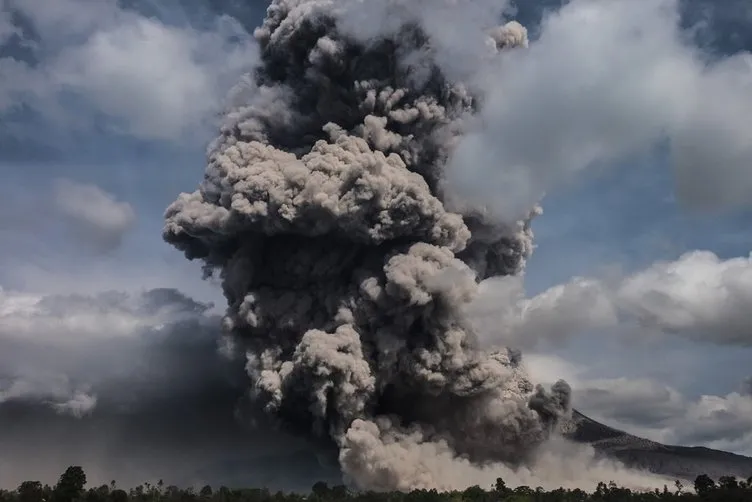 Sinabung Yanardağı’nda patlama