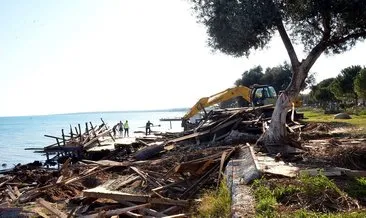 Akbük kıyısındaki kaçak yapılar yıkılıyor