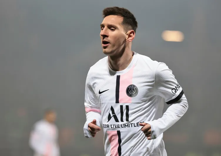 Son dakika: 2021 yılının en çok kazanan futbolcusu belli oldu! Ronaldo ve Messi...