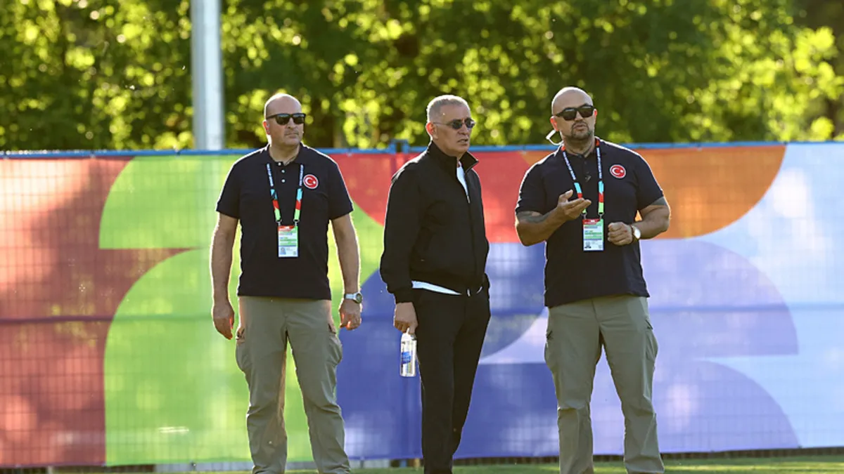 A Milli Futbol Takımı oyuncuları antrenmanda