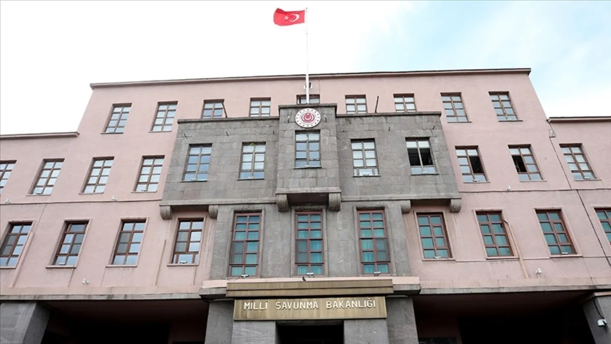 MSB: Barınma alanlarından kaçan 2 terörist hudut karakoluna teslim oldu MSB: Barınma alanlarından kaçan 2 terörist hudut karakoluna teslim oldu