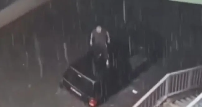 Pendik’te sağanak yağıştan korkuluklardan atlayak kurtuldu Pendik’te sağanak yağıştan korkuluklardan atlayak kurtuldu