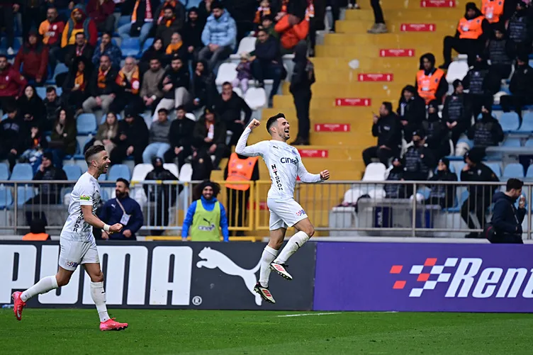 Son dakika haberi: Okan Buruk’a flaş istifa çağrısı! Galatasaraylı taraftarlar sosyal medyada isyan etti...