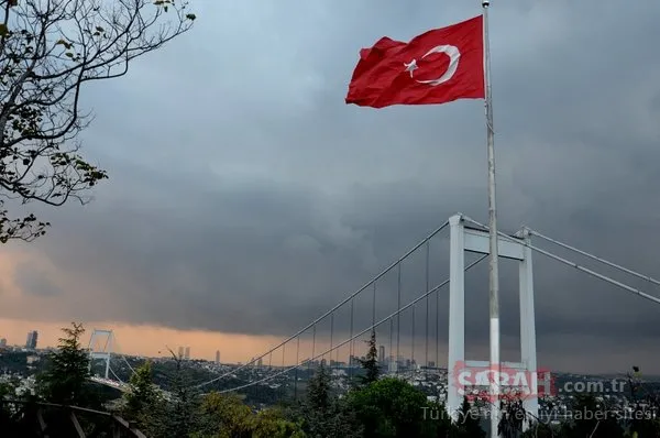Bulutlar İstanbul Boğazı'nı kapladı